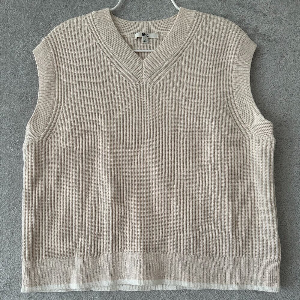 Uniqlo C V-Neck Sweater Vest in Off White, Size XL